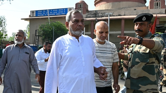 Pakistani-nationals-begin-to-exit-via-attari-hacktechnews-prince-barve.