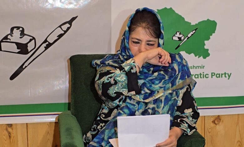 mehbooba-mufti-breaks-down-in-tears-during-presser_gulistan_news_tv_11zon